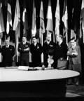 1946 | 12 | ГРУДЕНЬ | 30 грудня 1946 року. Комісія ООН по атомній енергії схвалює запропонований США план контролю над цією галуззю.