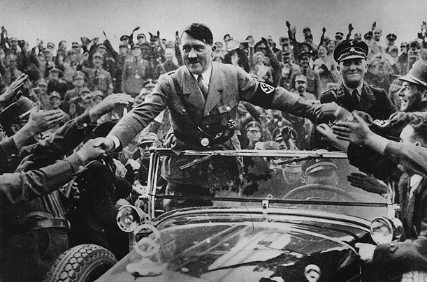30 січня 1933 року. Канцлером Німеччини проголошений Адольф ГІТЛЕР.