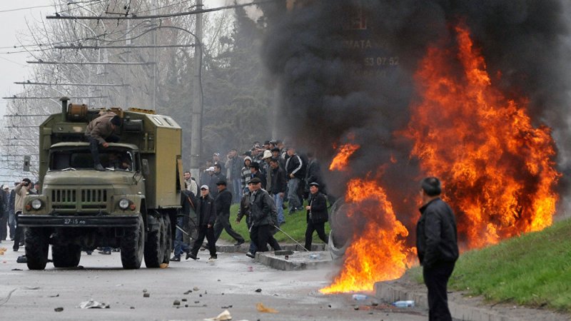 20 березня 2005 року. У киргизькому місті Джалал-Абаде опозиціонери протестують проти результатів виборів