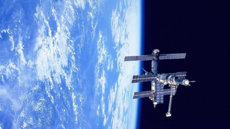23 березня 2001 року. Орбітальна станція «Мир», що відпрацювала в космосі 15 років, припинила своє існування.