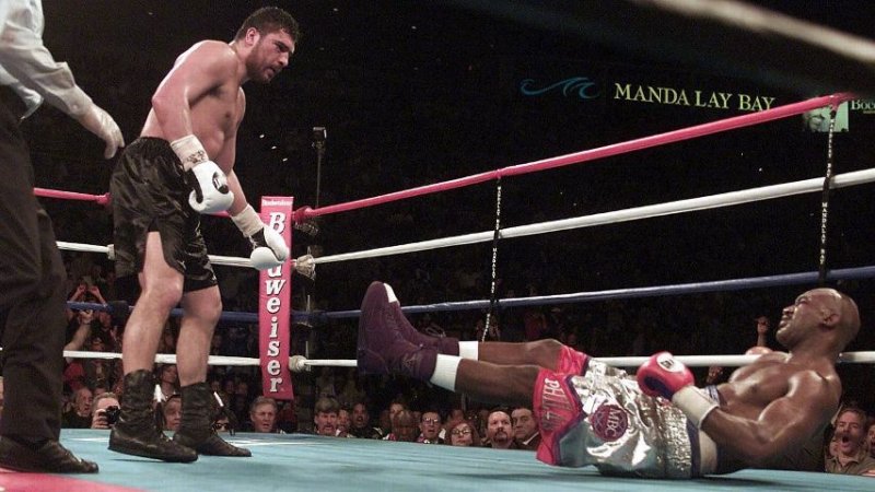 03 березня 2001 року. Джон РУІС переміг Евандера ХОЛІФІЛДА й став чемпіоном світу у важкій вазі за версією WBA.