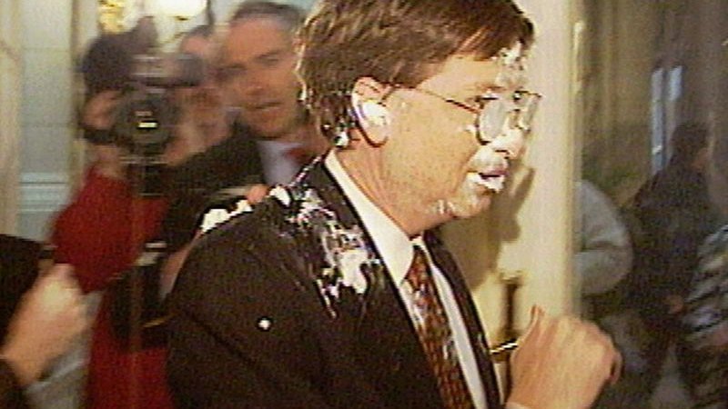 04 лютого 1998 року. У Брюсселі Білл ГЕЙТС став жертвою метальників тортів.