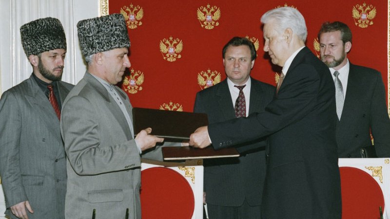 12 травня 1997 року. У Москві Борис ЄЛЬЦИН і Аслан МАСХАДОВ підписали Договір про мир і принципи взаємин між