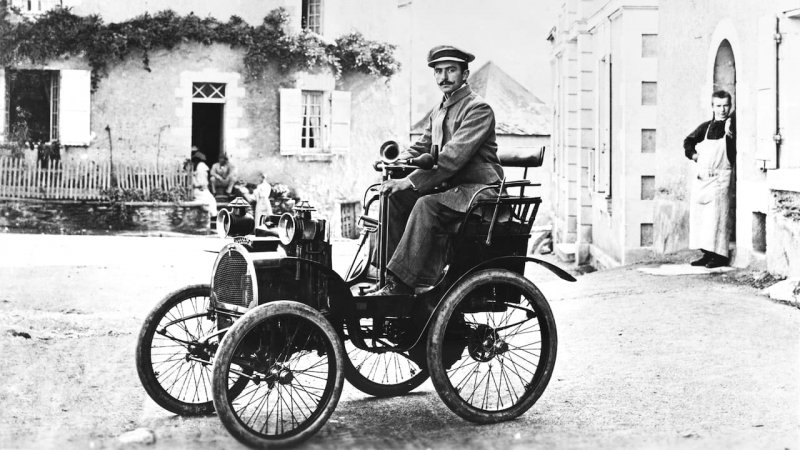 24 грудня 1898 року. Луї Рено (Louіs Renault) прийняв виклик проїхати на своєму Voіturette А-класу нагору по крутій вулиці Ру Лепік на Монмартрі