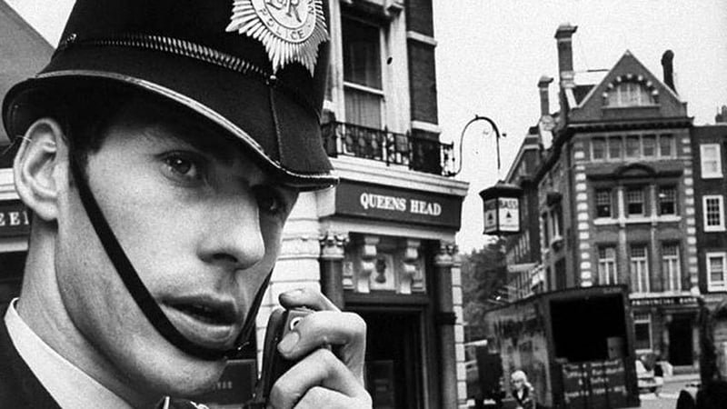 18 січня 1934 року. Британська поліція вперше почала використовувати рації для патрульних.
