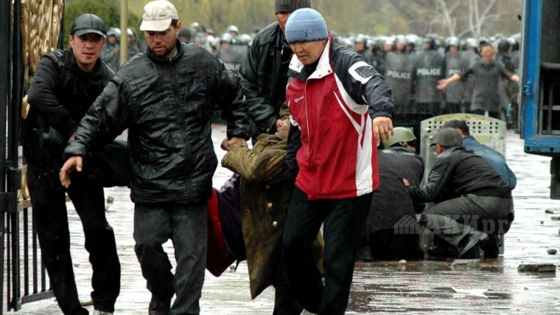 24 березня 2005 року. У столиці Киргизії Бішкеку захоплений будинок уряду.