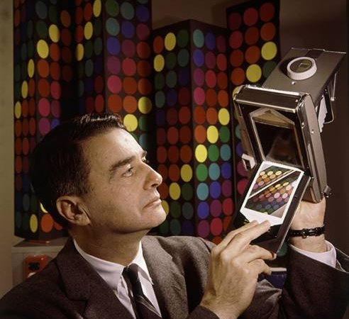 02 лютого 1947 року. Едвін ЛЕНД на засіданні Оптичного товариства США вперше продемонстрував свою фотокамеру, що