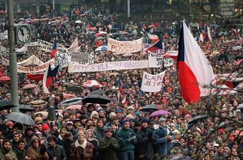 01 січня 1993 року. Чехословаччина поділилась на 2 держави - Чехію і Словаччину.