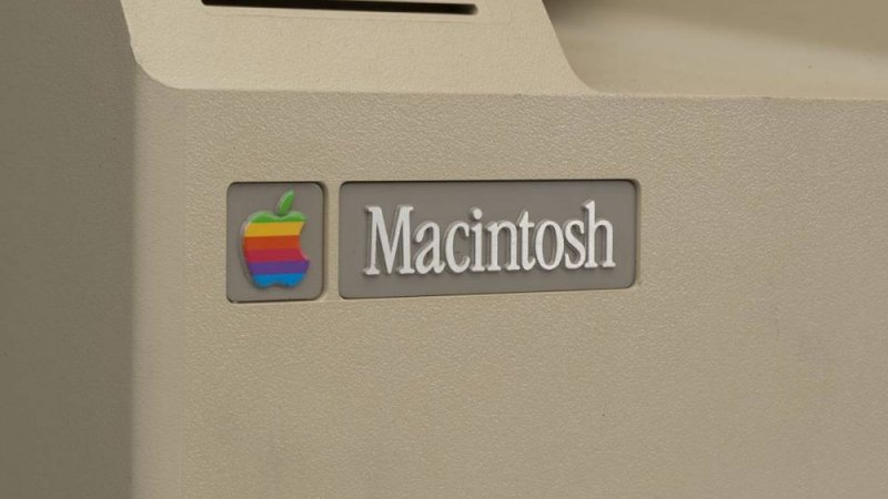 24 січня 1984 року. Випущений перший персональний комп'ютер Apple Macintosh.